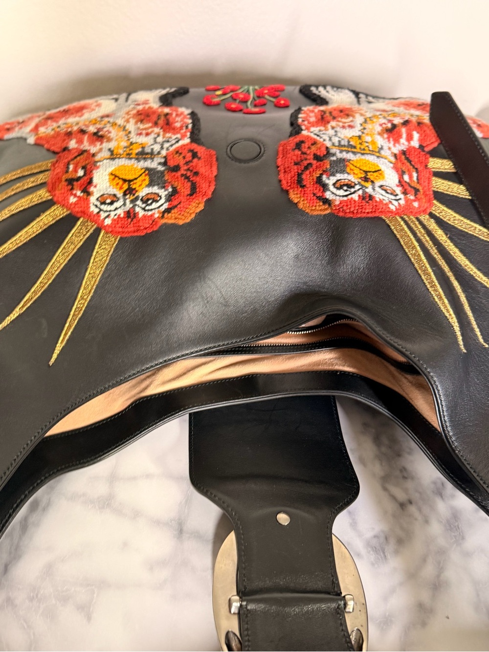 Gucci
Dog Embroidered Extra Large Dionysus Hobo - Picture 11 of 17